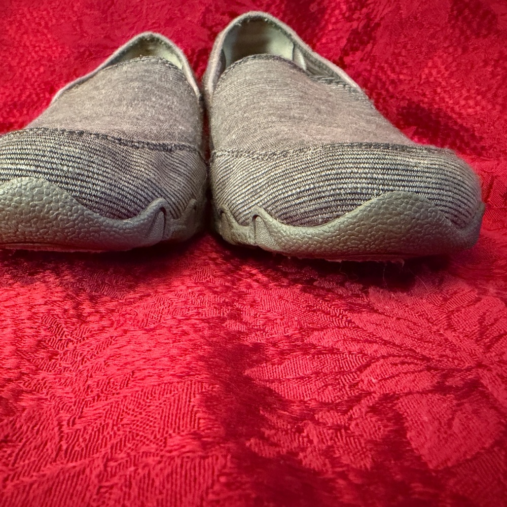 Skechers Gray Canvas Slip on Shoes in a size 8.5 - Picture 10 of 10
